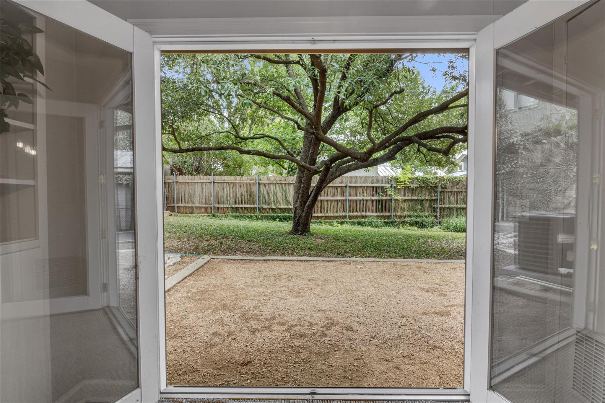 2008 De Verne St Property Photo 15