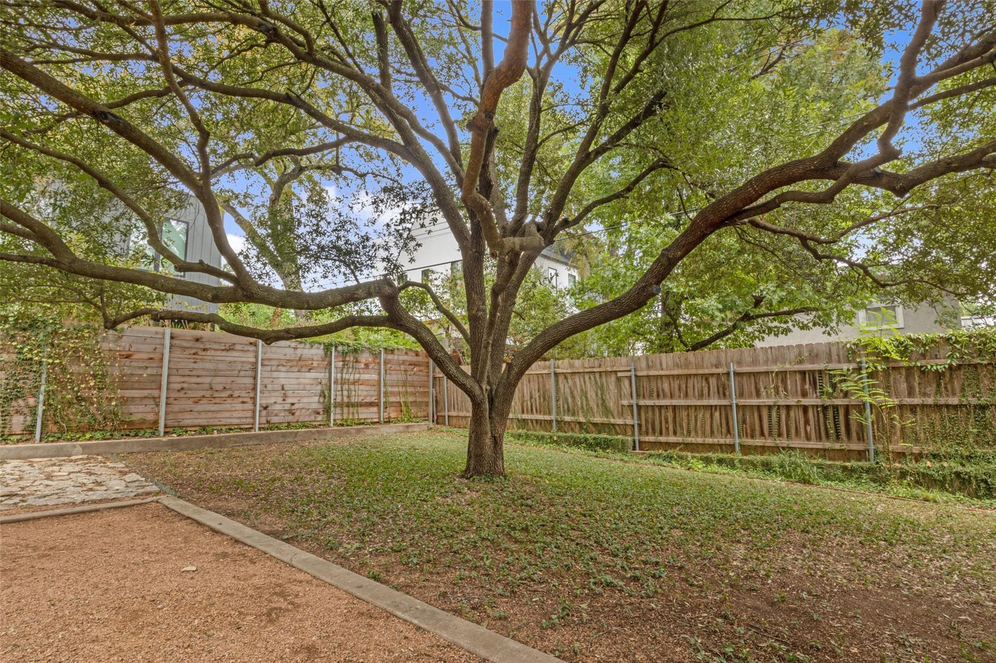 2008 De Verne St Property Photo 16