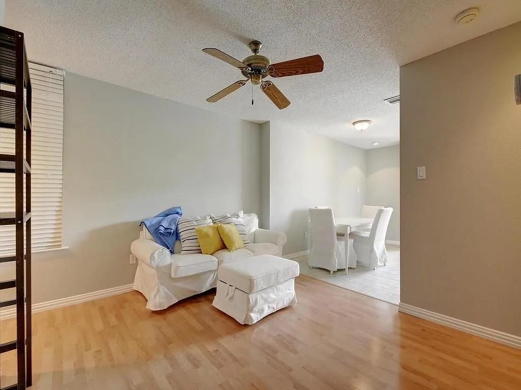 2409 Leon St #207 Property Photo 3