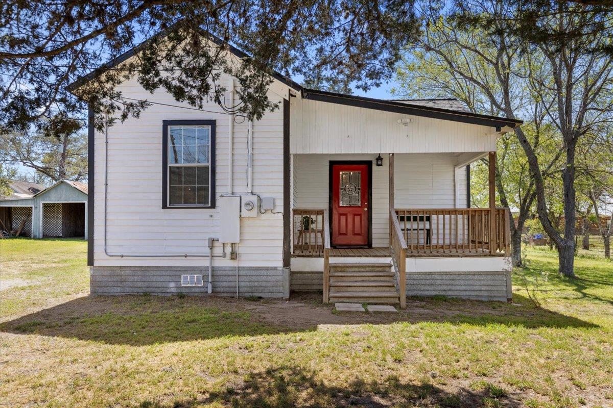 708 Baumgarten St Property Photo