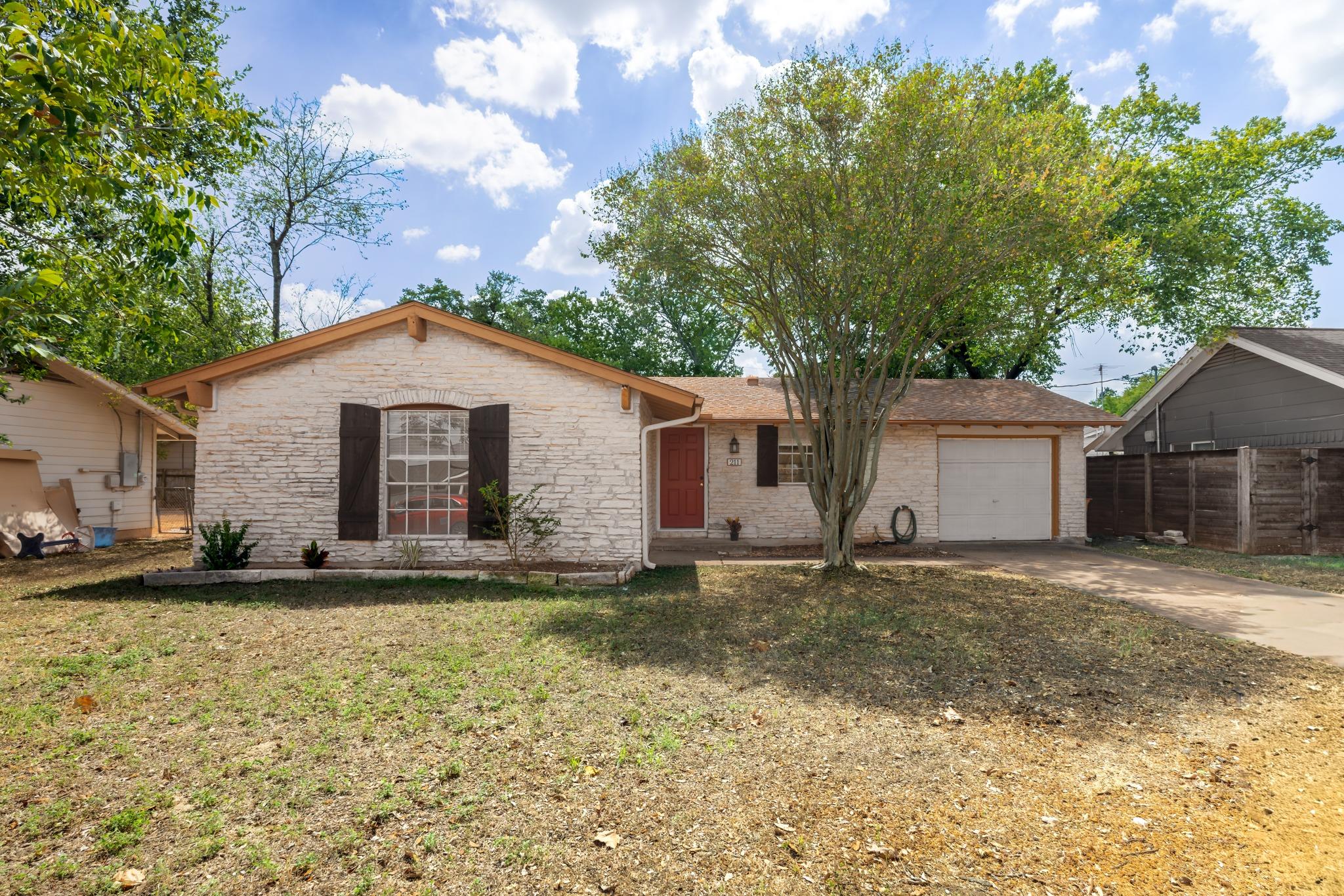 211 E Lisa Dr Property Photo 1