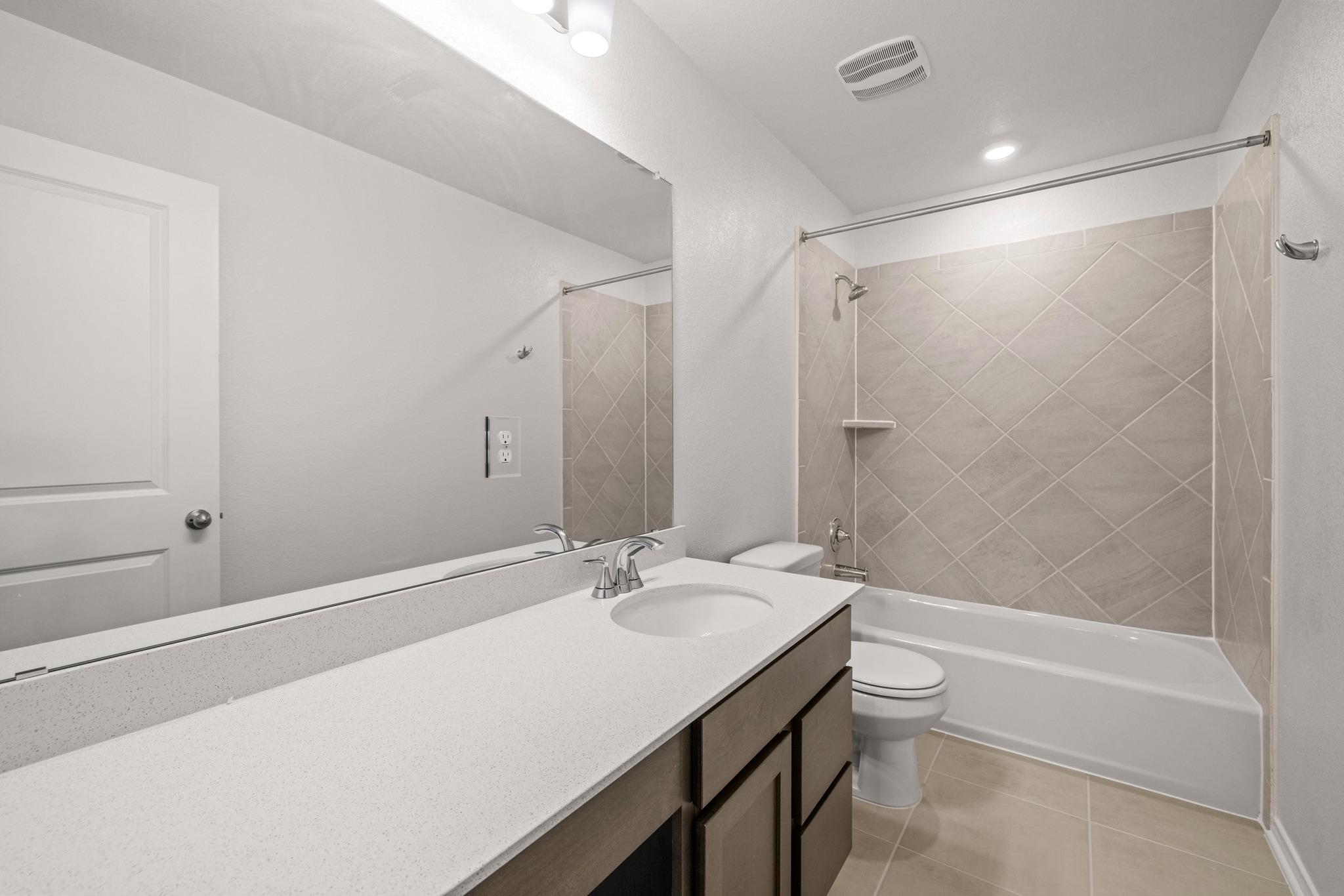 260 Feathers St Property Photo 21