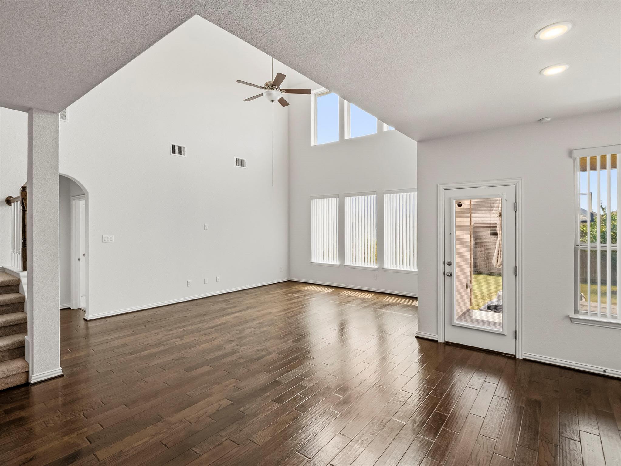 3901 Eland Dr Property Photo 6