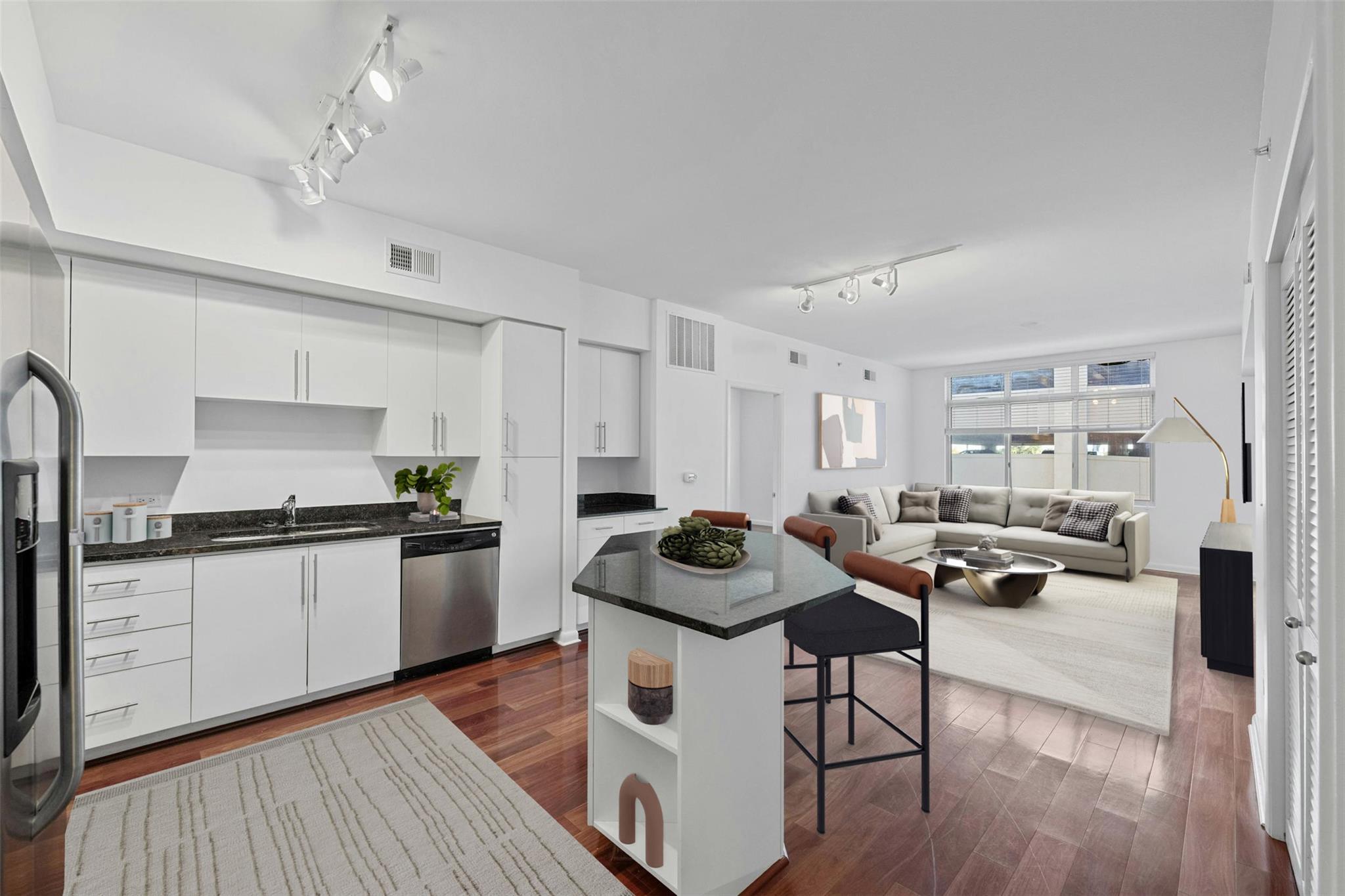 54 Rainey St 613 Property Photo 4