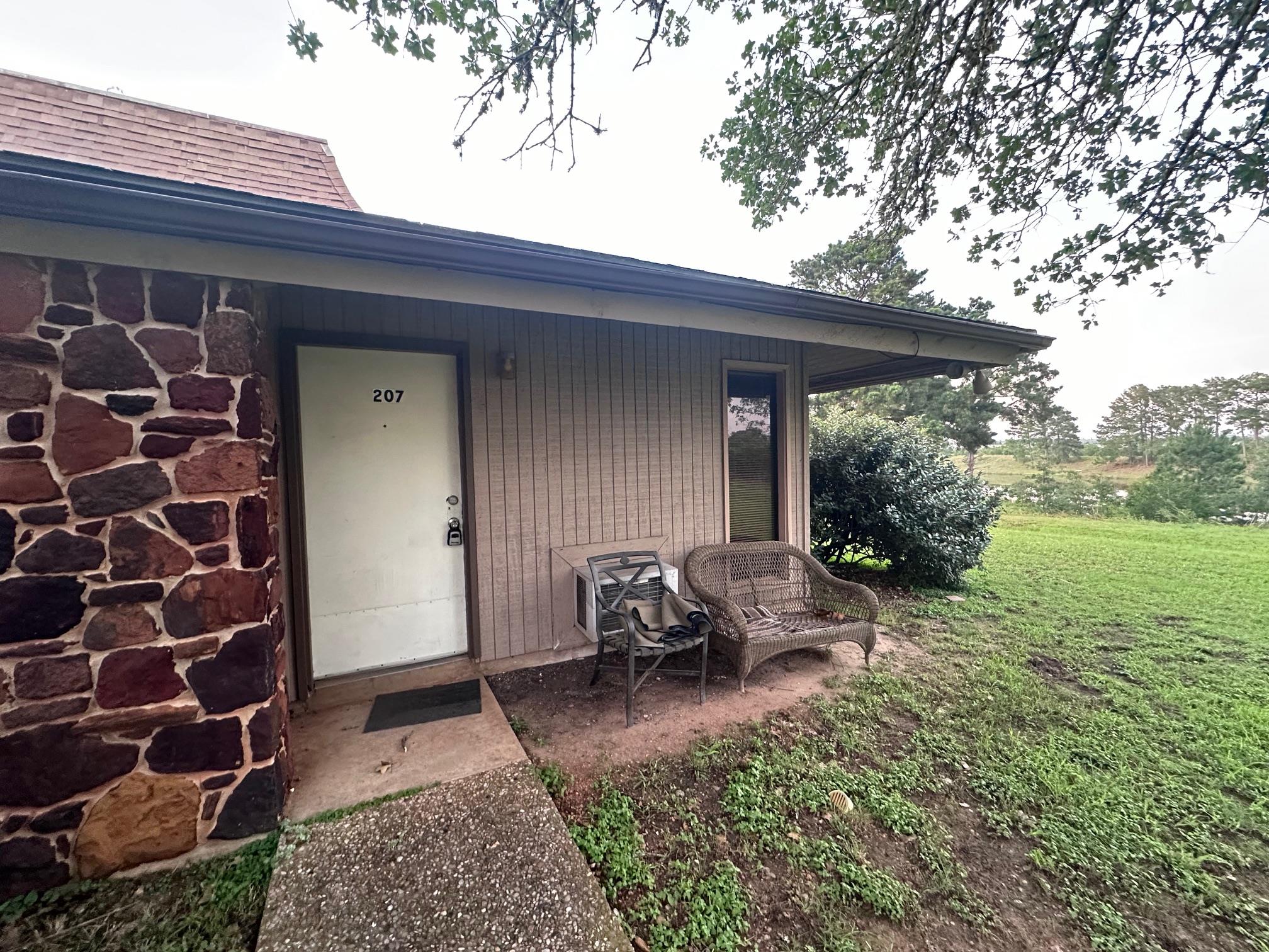 126 Conference Dr #207 Property Photo 1