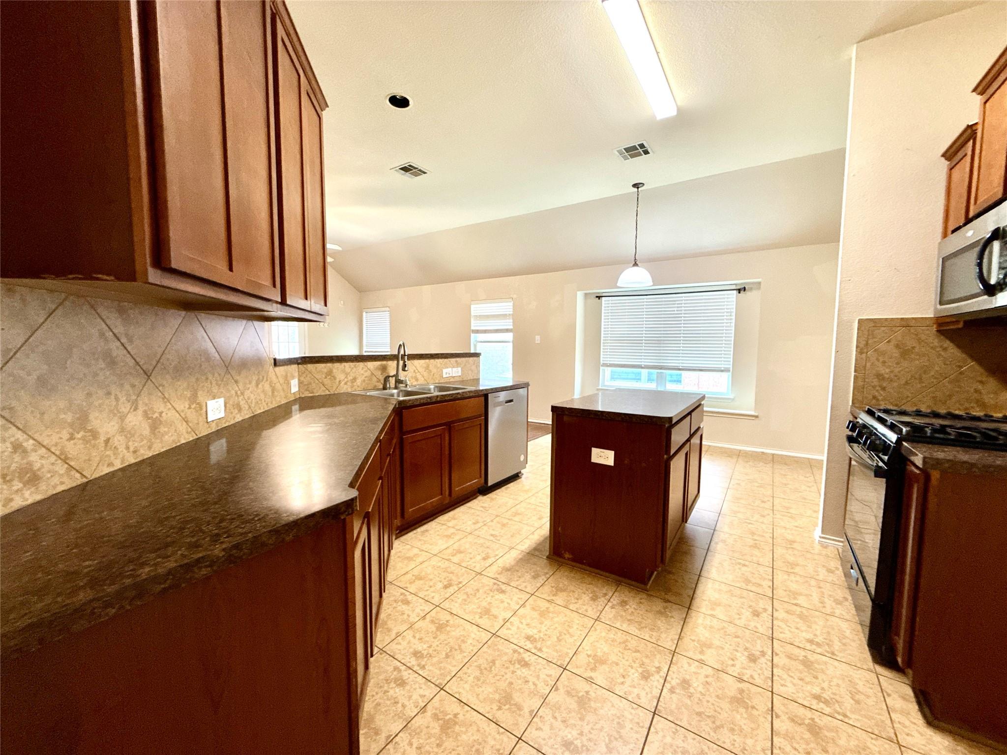 1213 Rainbow Parke Dr Property Photo 5