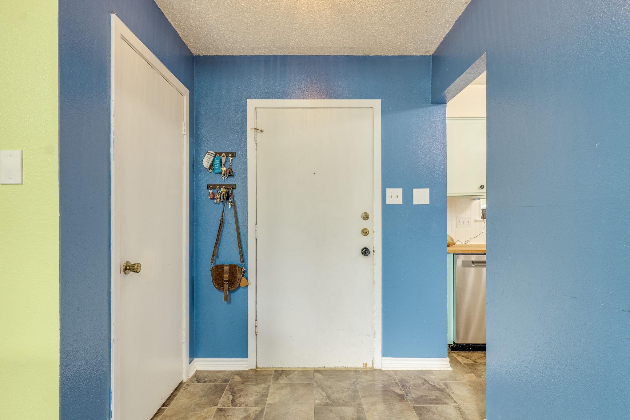 7707 Meadowview Ln Property Photo 3