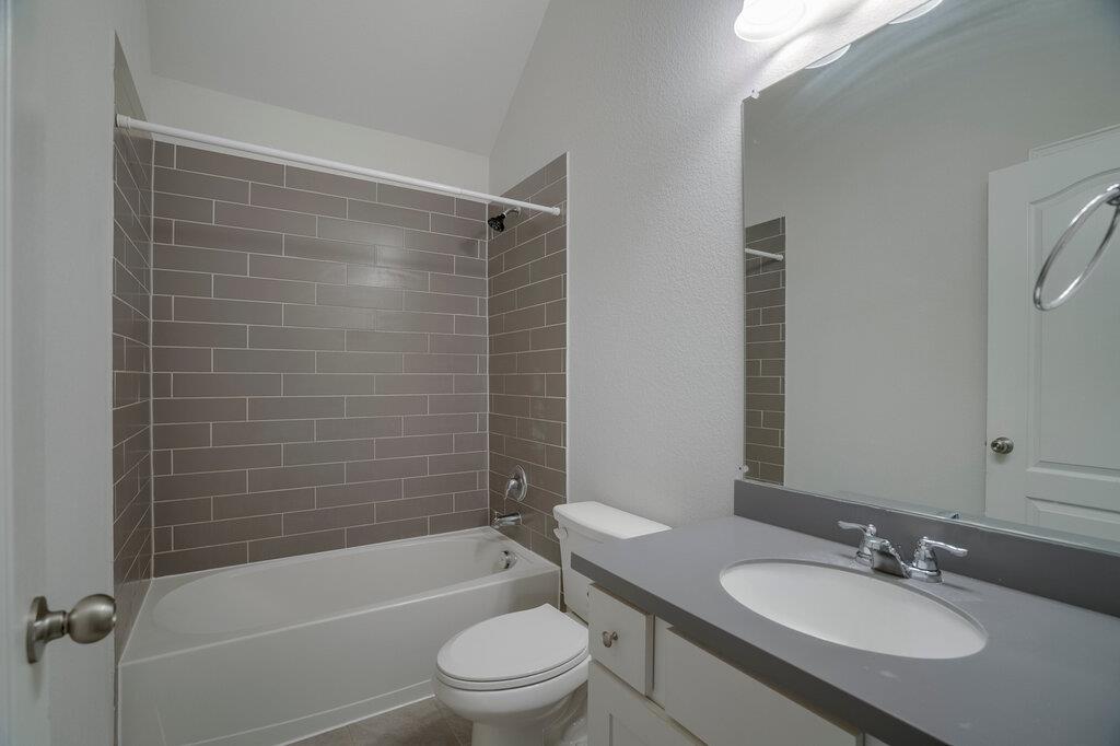 19412 Camlann Pl Property Photo 10