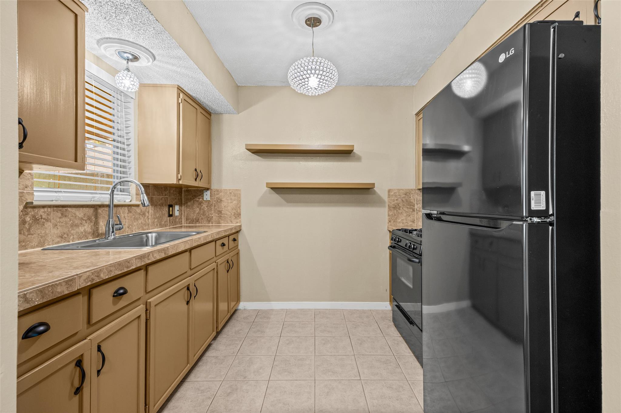 1102 Sahara Ave Property Photo 9