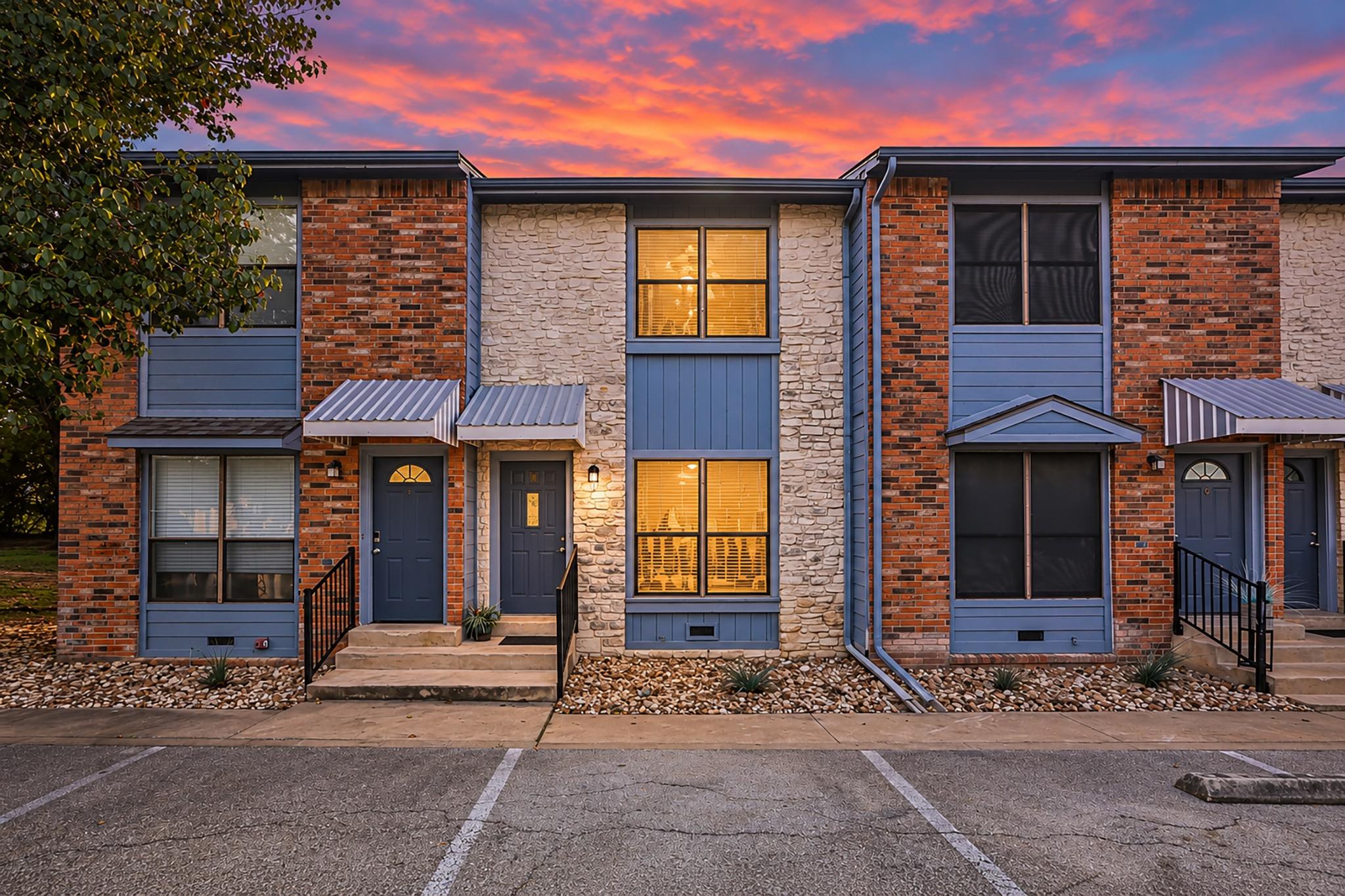 3008 Whisper Oaks Ln #b Property Photo 1