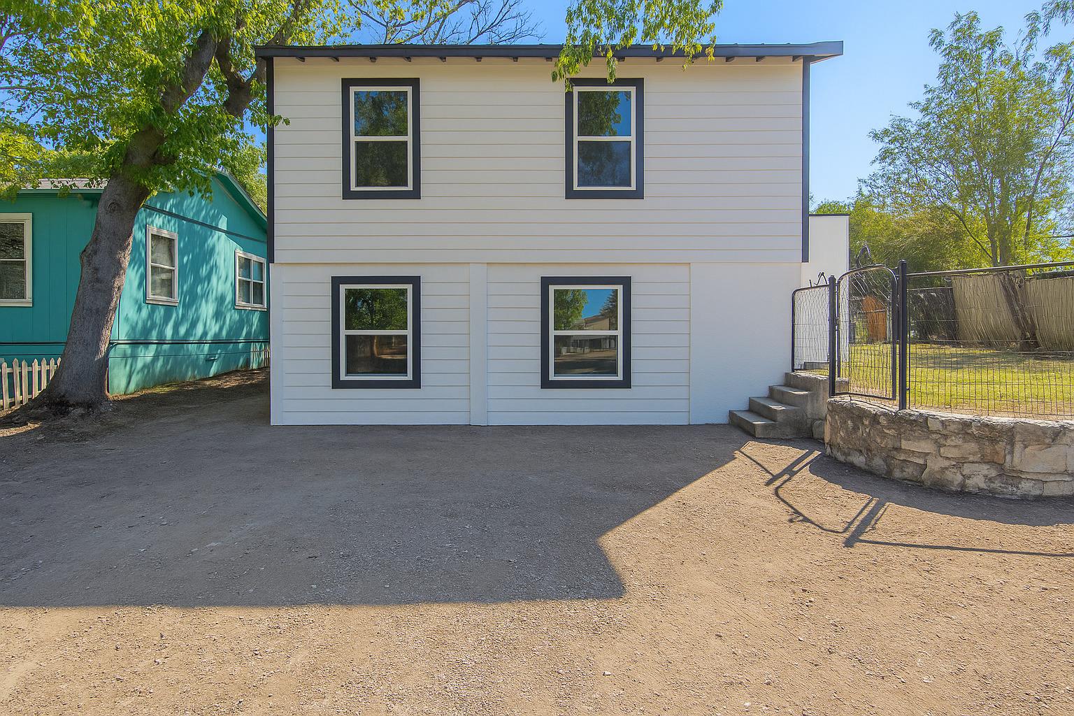 2215 N Elmendorf St #c Property Photo 1