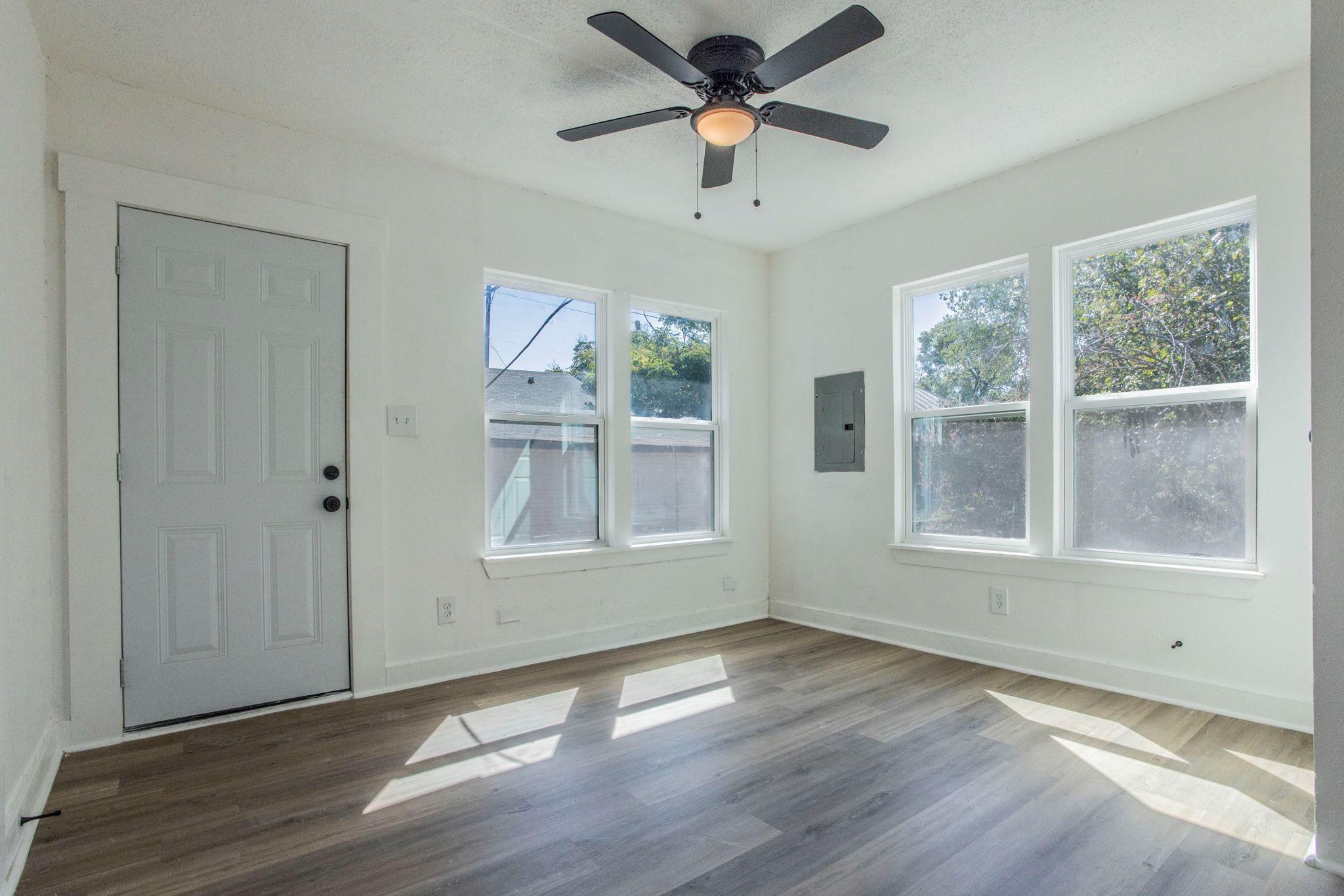 2215 N Elmendorf St #c Property Photo 2