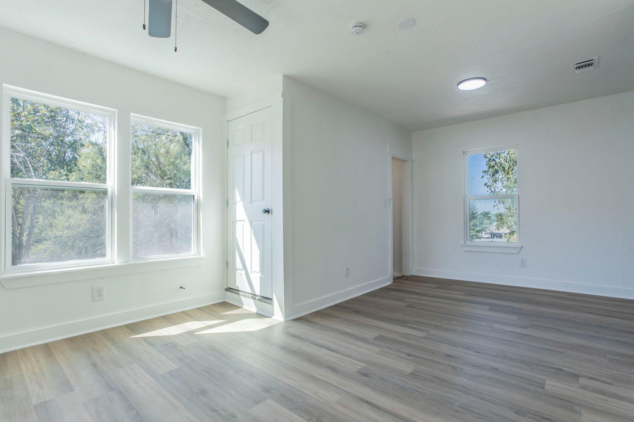 2215 N Elmendorf St #c Property Photo 3