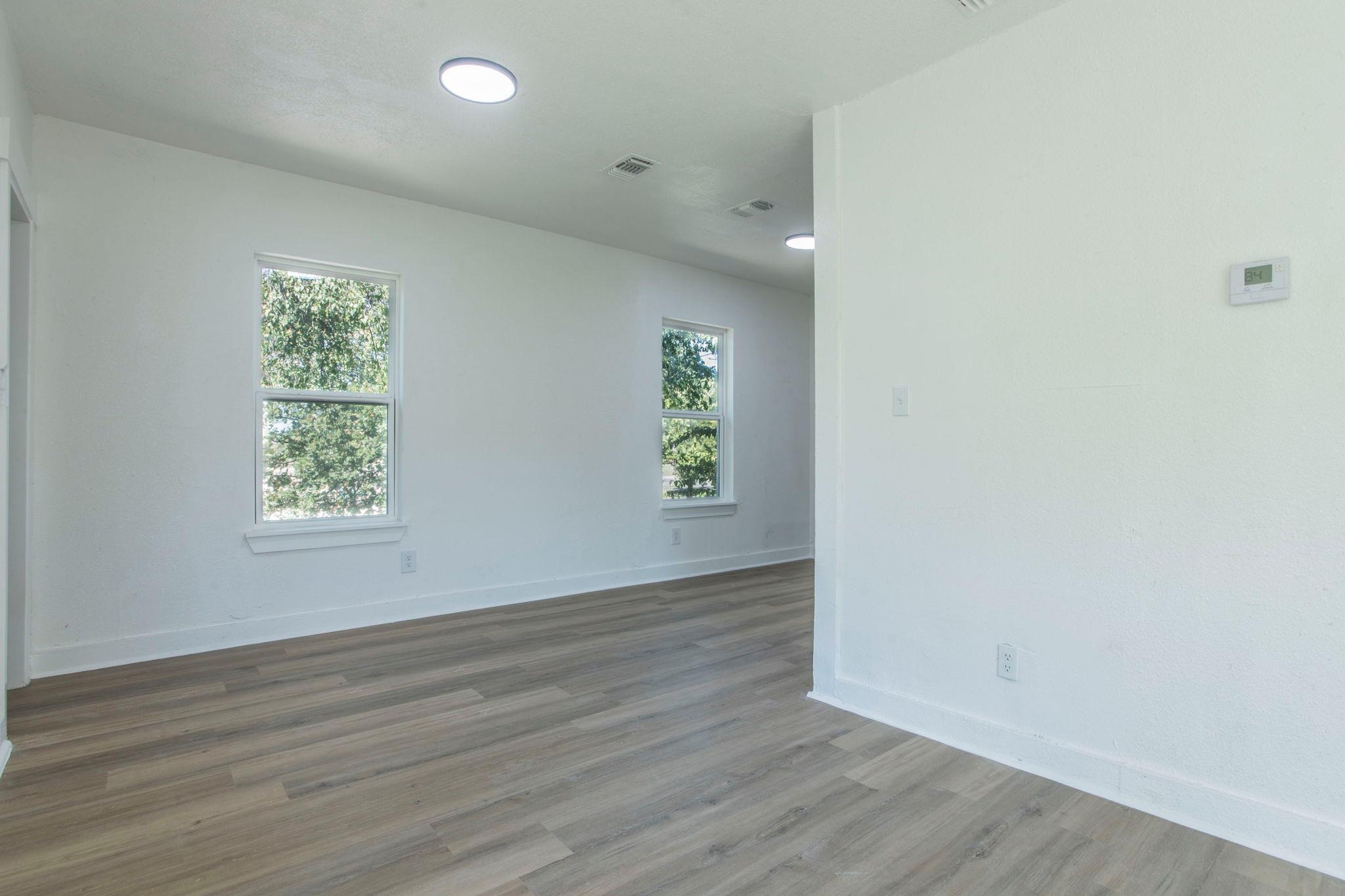 2215 N Elmendorf St #c Property Photo 4