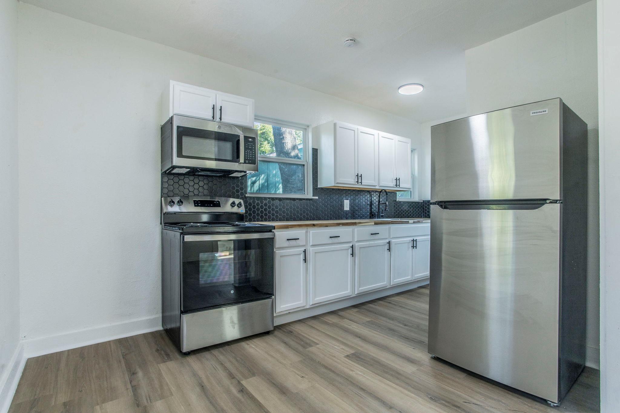 2215 N Elmendorf St #c Property Photo 5