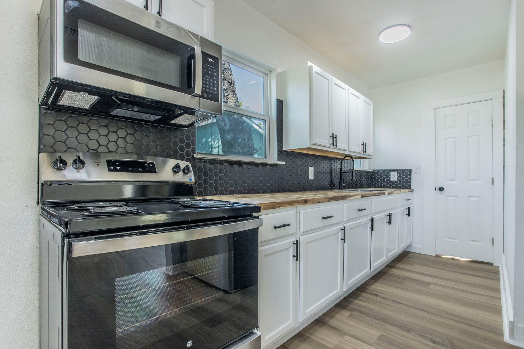 2215 N Elmendorf St #c Property Photo 6