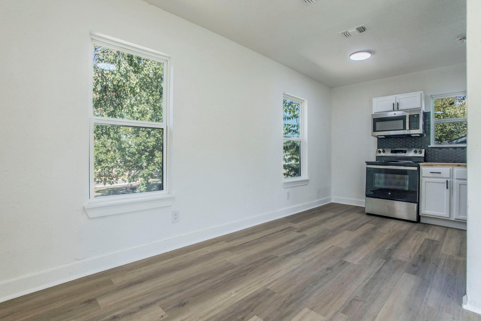 2215 N Elmendorf St #c Property Photo 7