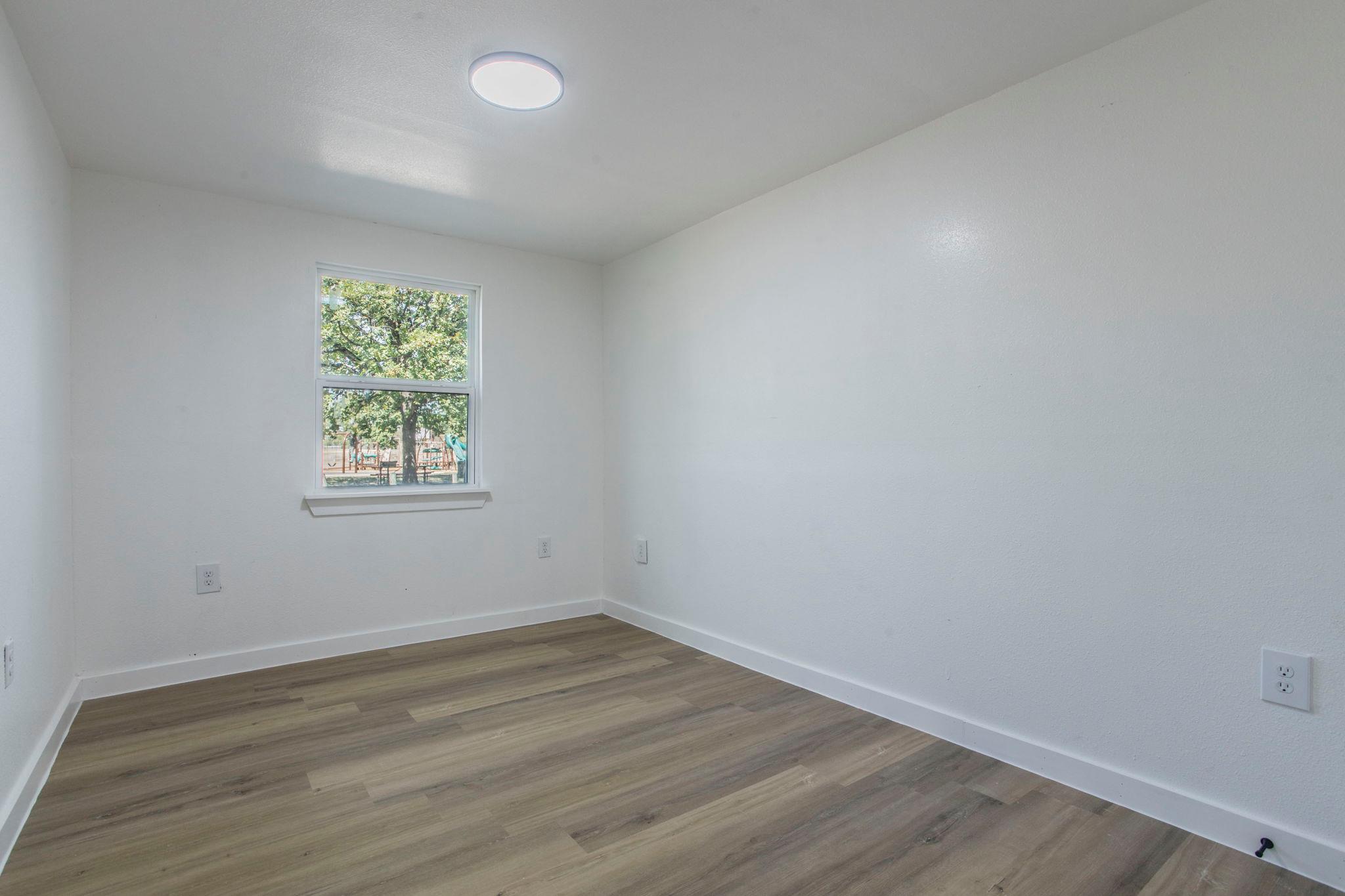 2215 N Elmendorf St #c Property Photo 8