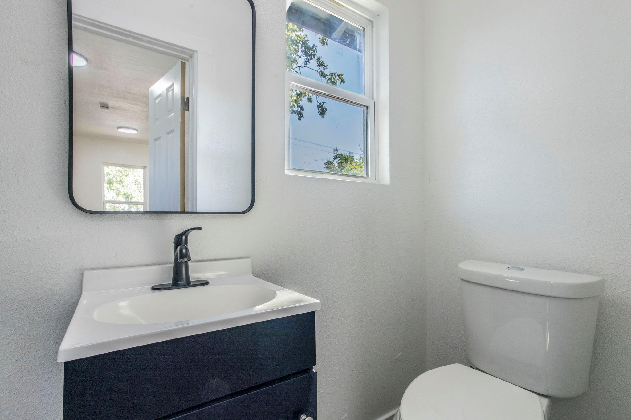 2215 N Elmendorf St #c Property Photo 10