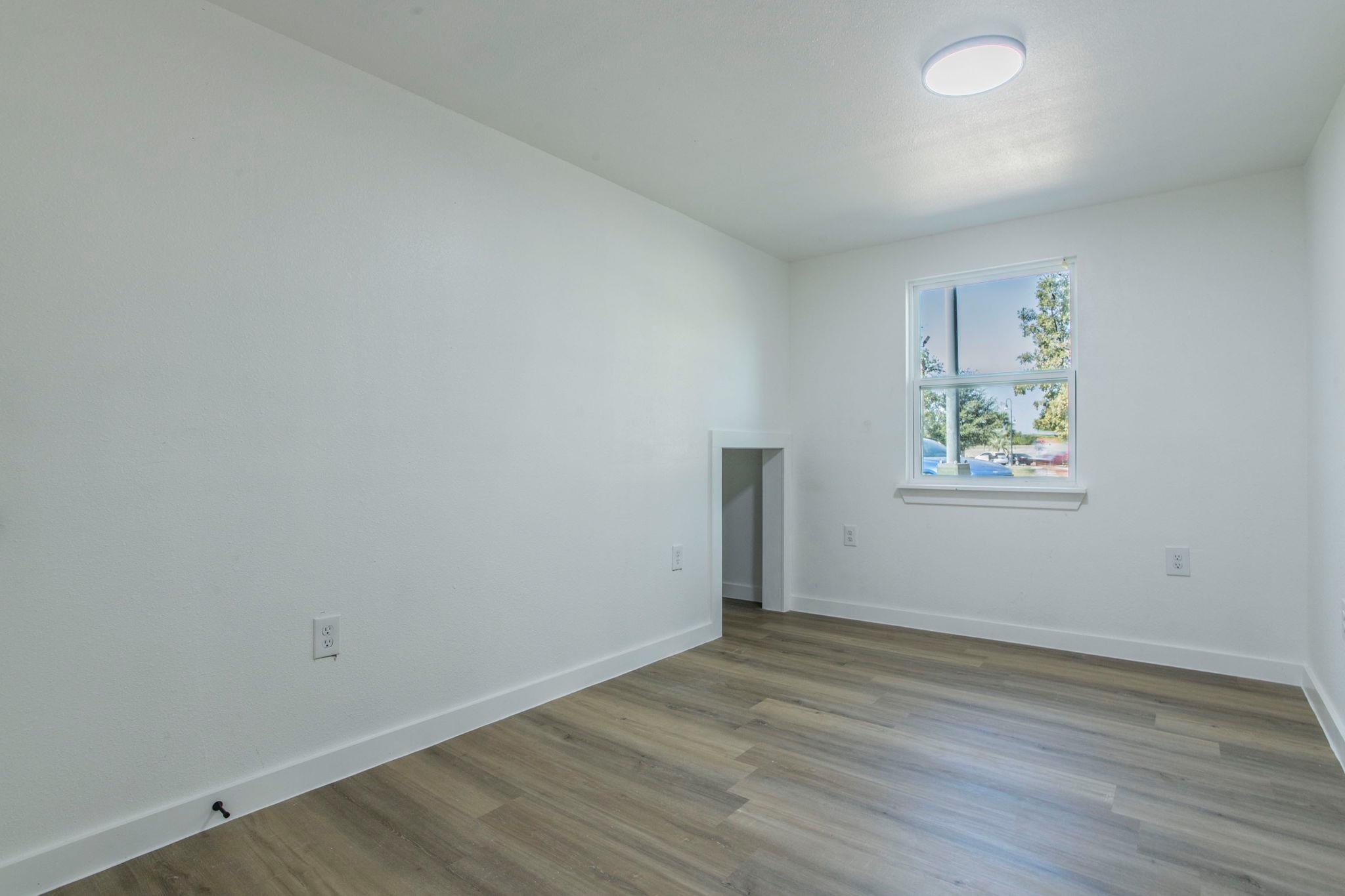 2215 N Elmendorf St #c Property Photo 12