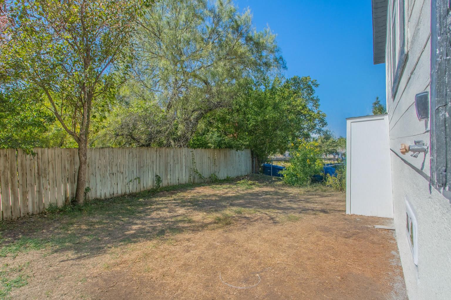 2215 N Elmendorf St #c Property Photo 13