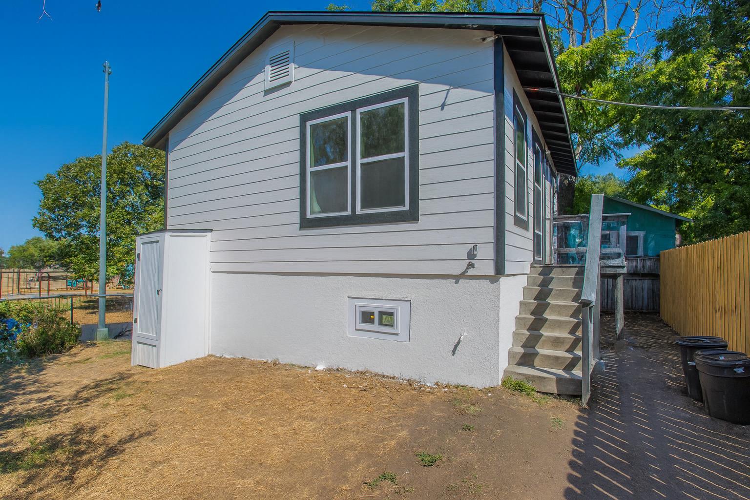 2215 N Elmendorf St #c Property Photo 14