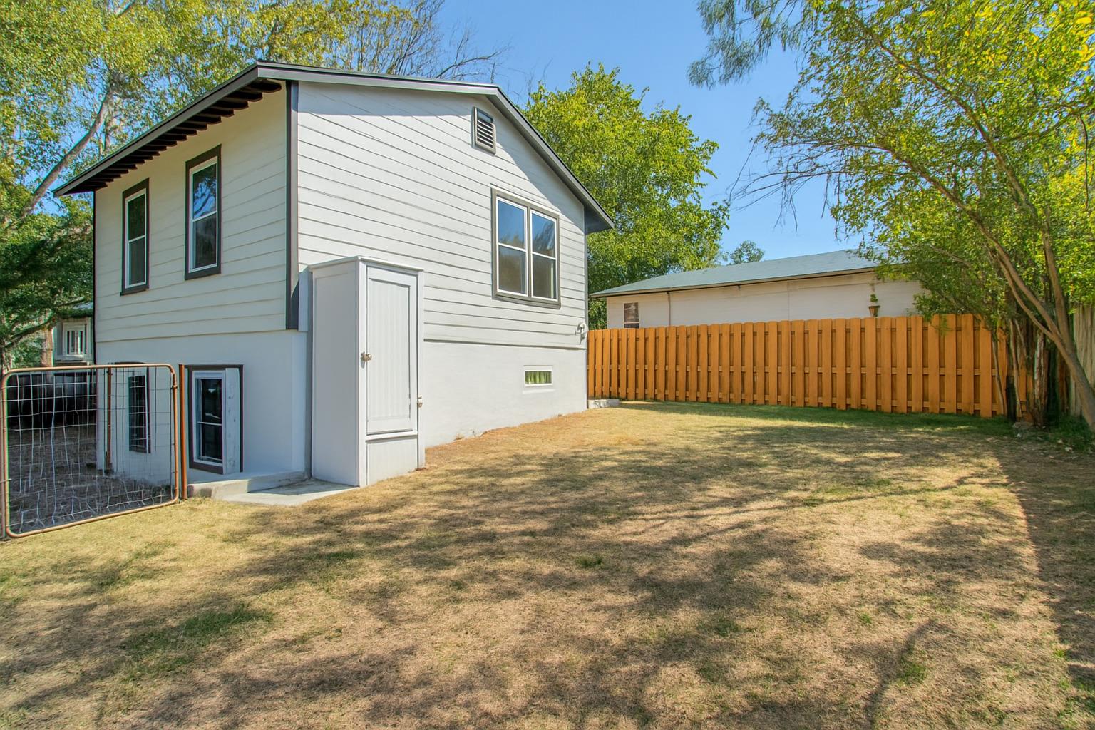 2215 N Elmendorf St #c Property Photo 15