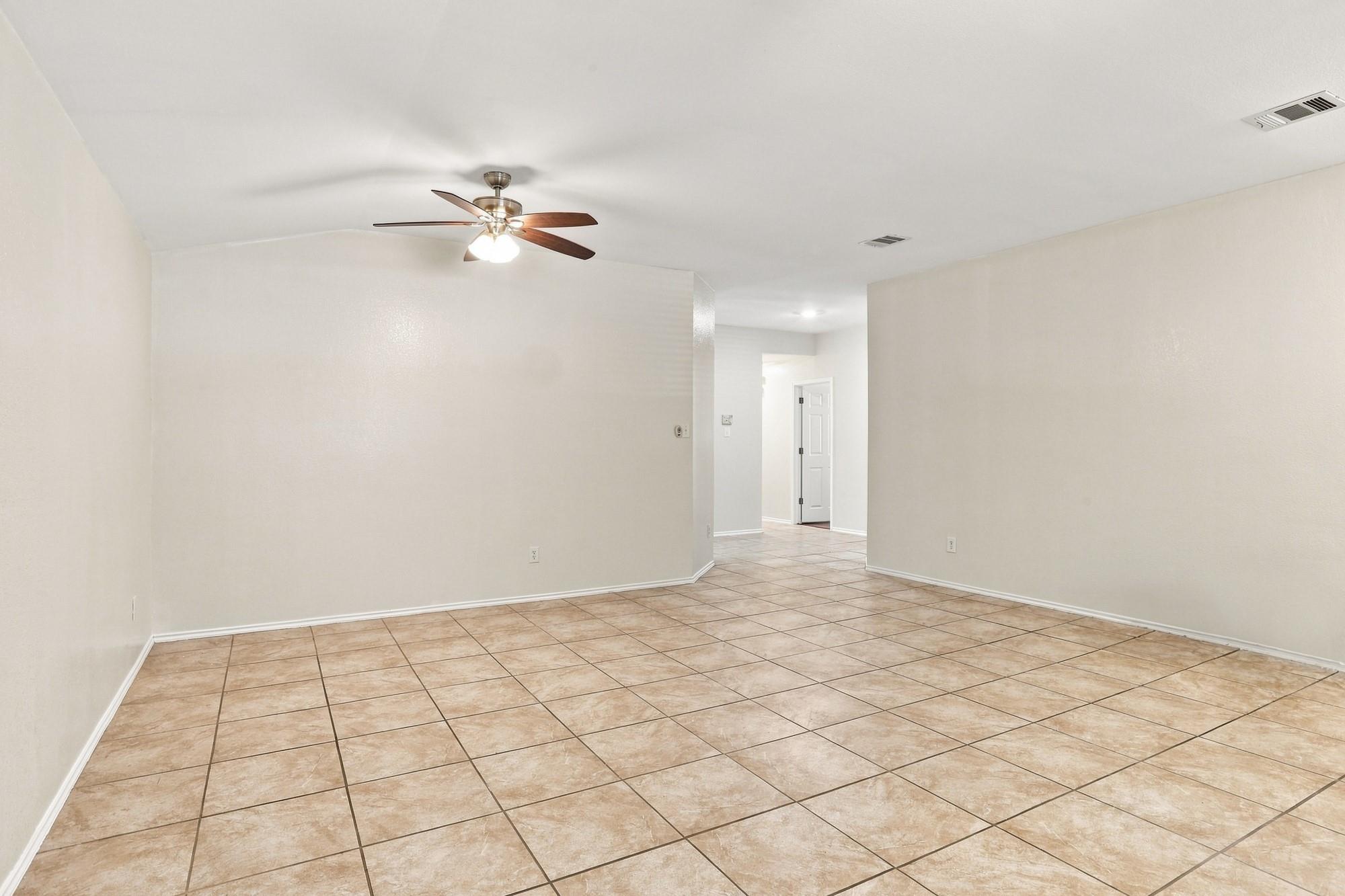 338 Oxford Dr Property Photo 5