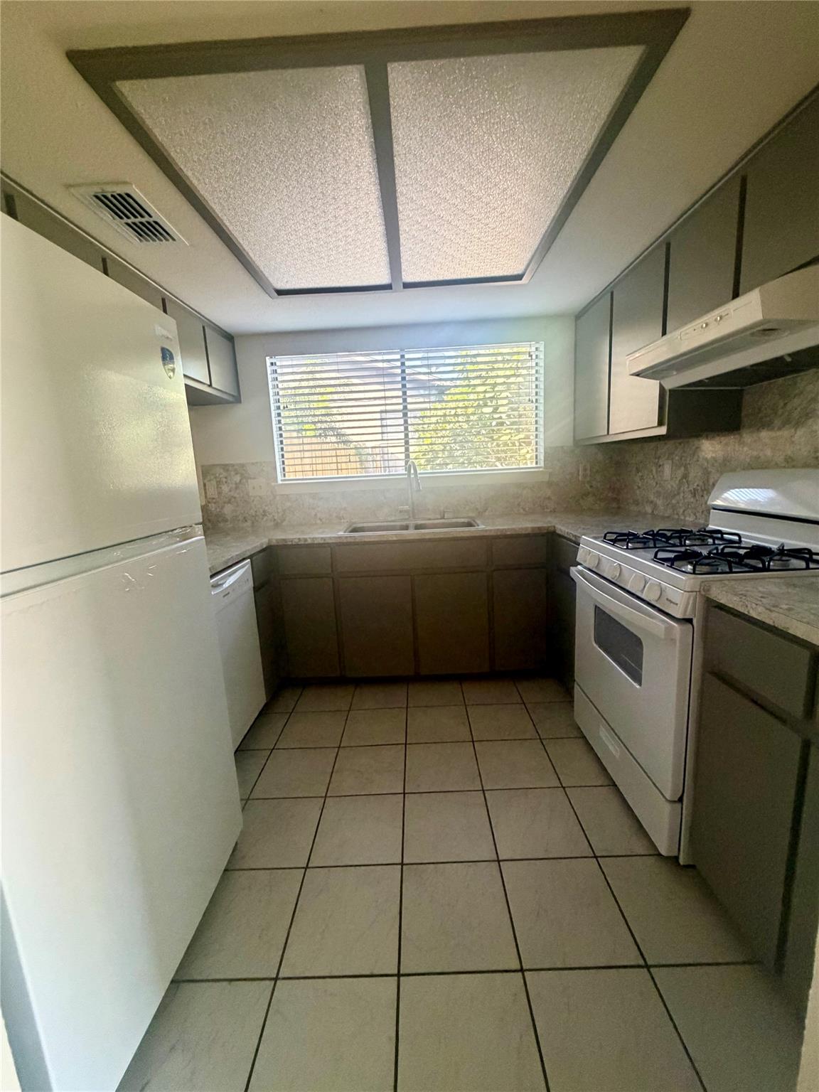 8105 S 1st St #b Property Photo 3