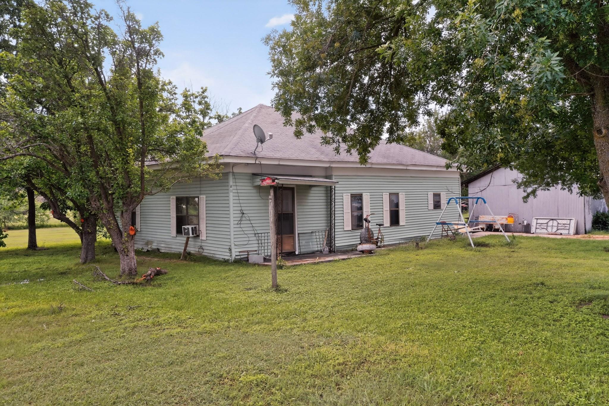 711 E Clark St Property Photo 14