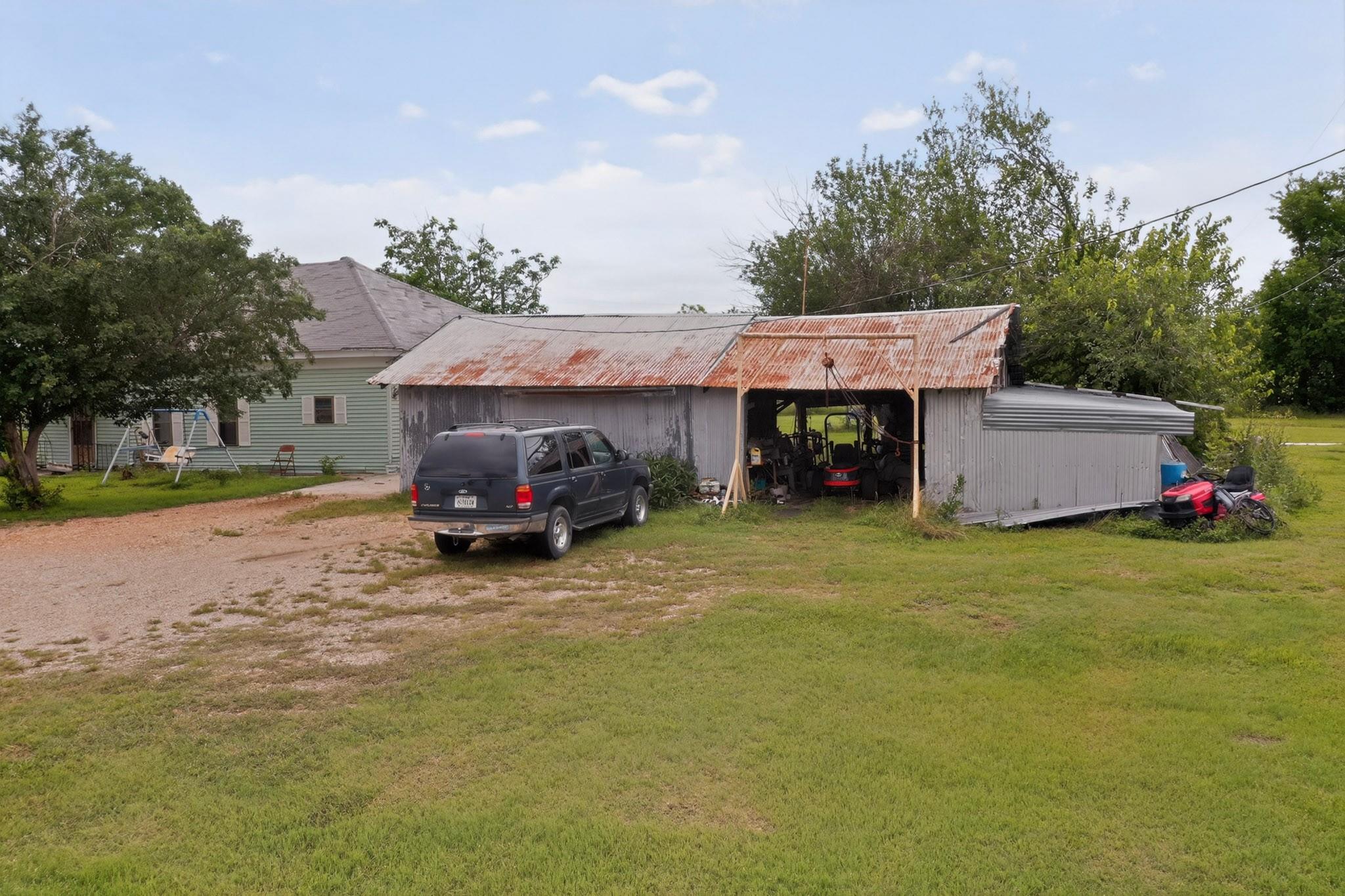711 E Clark St Property Photo 17