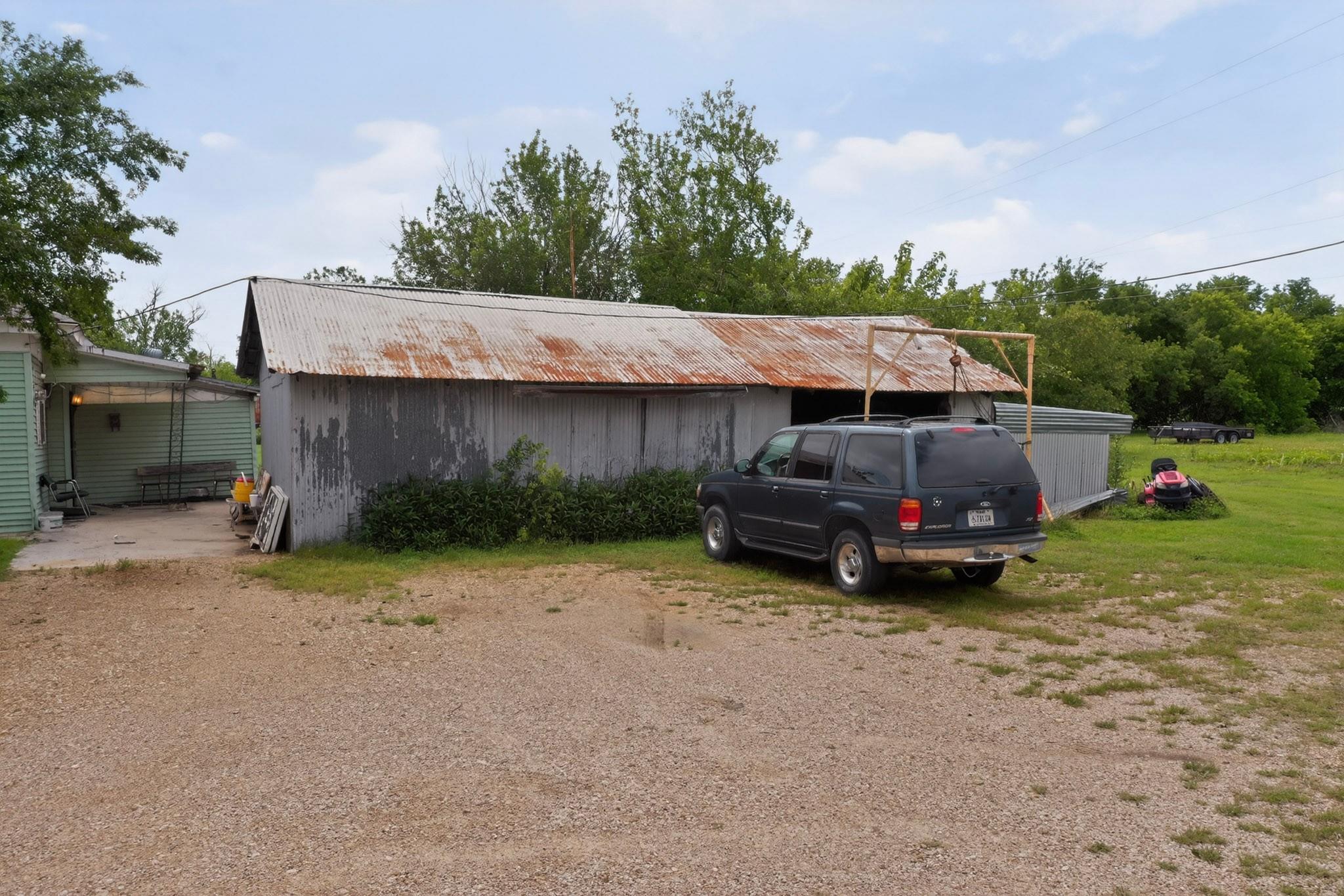 711 E Clark St Property Photo 20