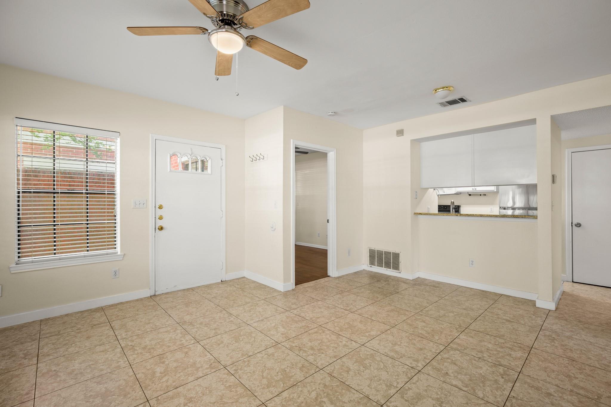 712 W 21st St #101 Property Photo 2