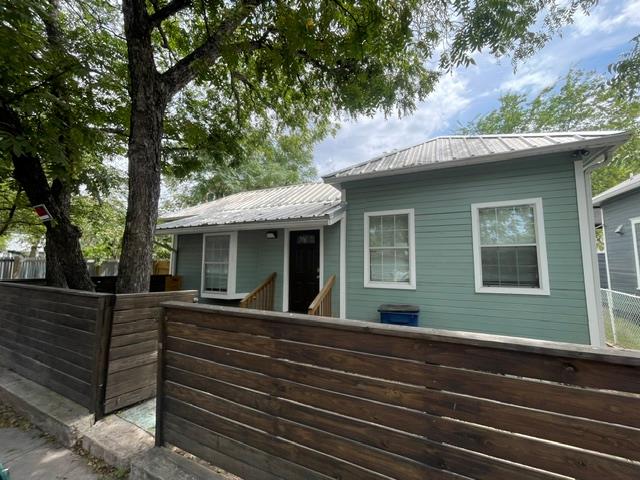 907 E 3rd St Property Photo 1