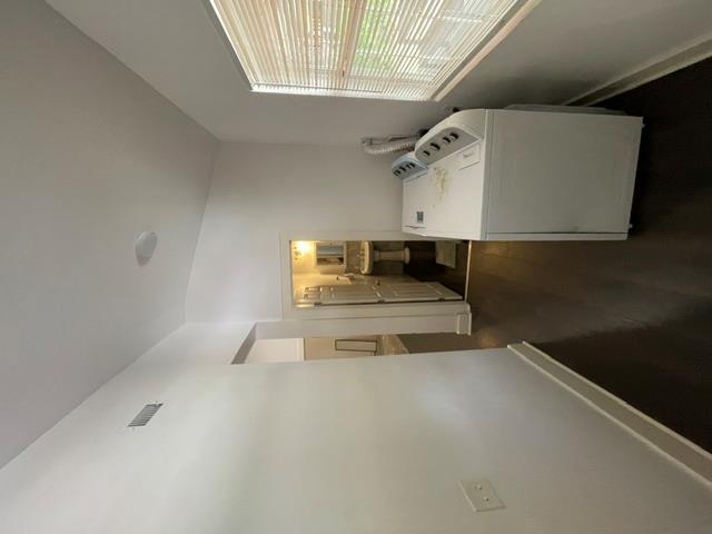 907 E 3rd St Property Photo 5