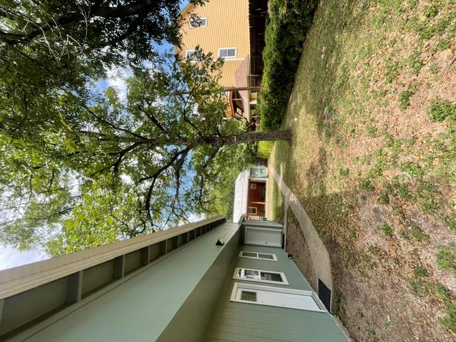 907 E 3rd St Property Photo 10