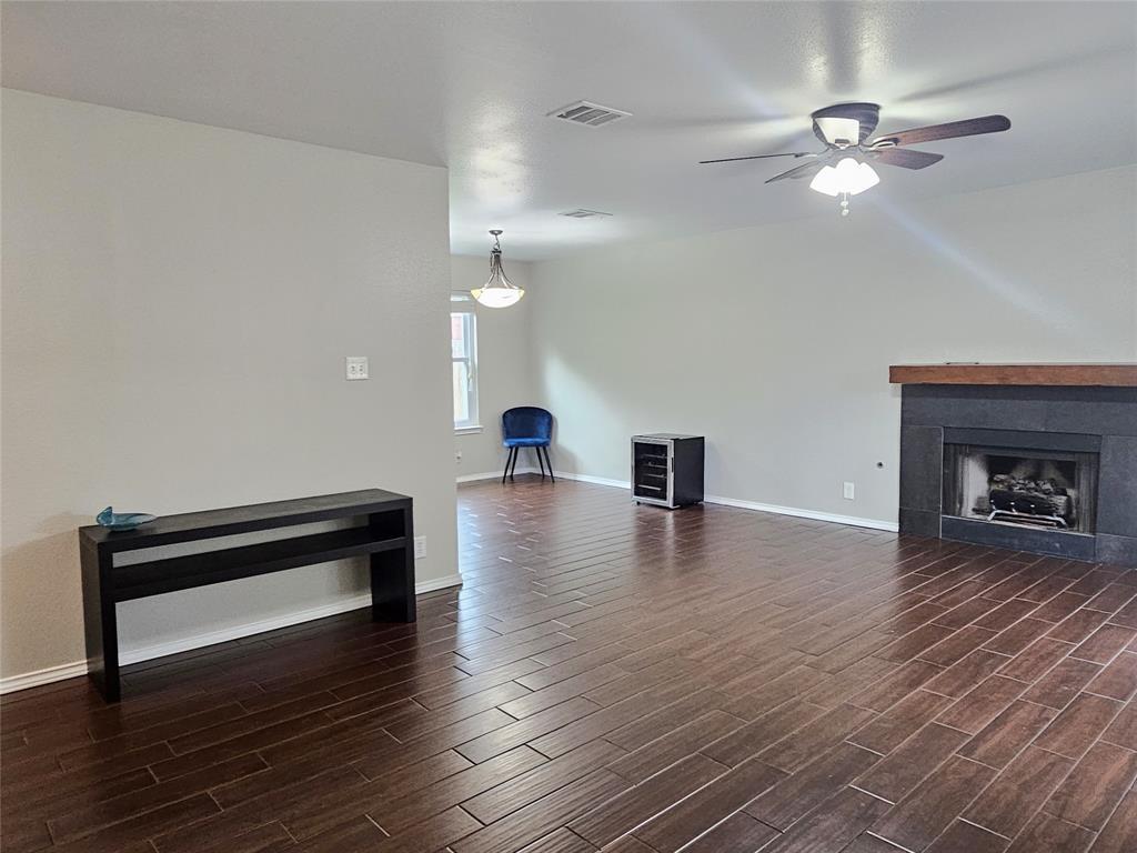 1913 Stratford Dr Property Photo 2