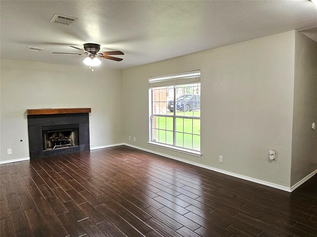 1913 Stratford Dr Property Photo 3