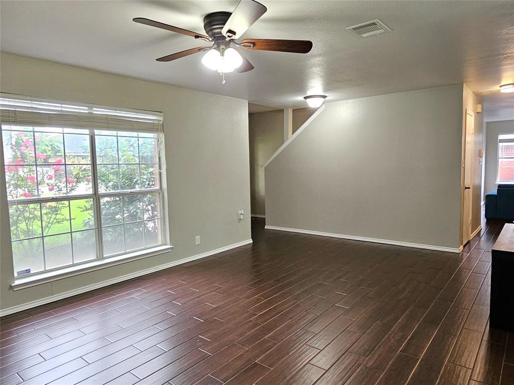 1913 Stratford Dr Property Photo 4