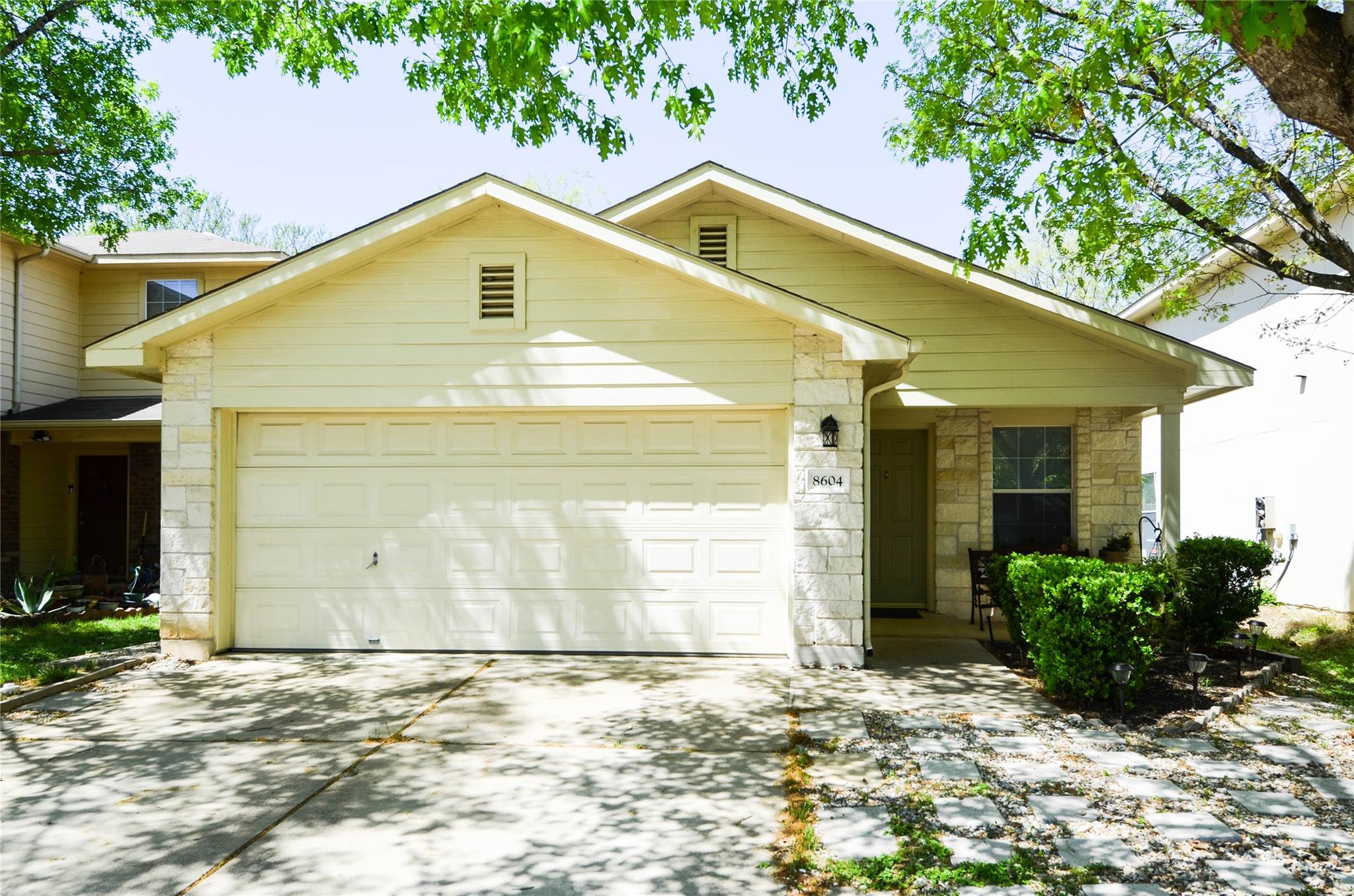 8604 Dittmar Oaks Dr Property Photo 1