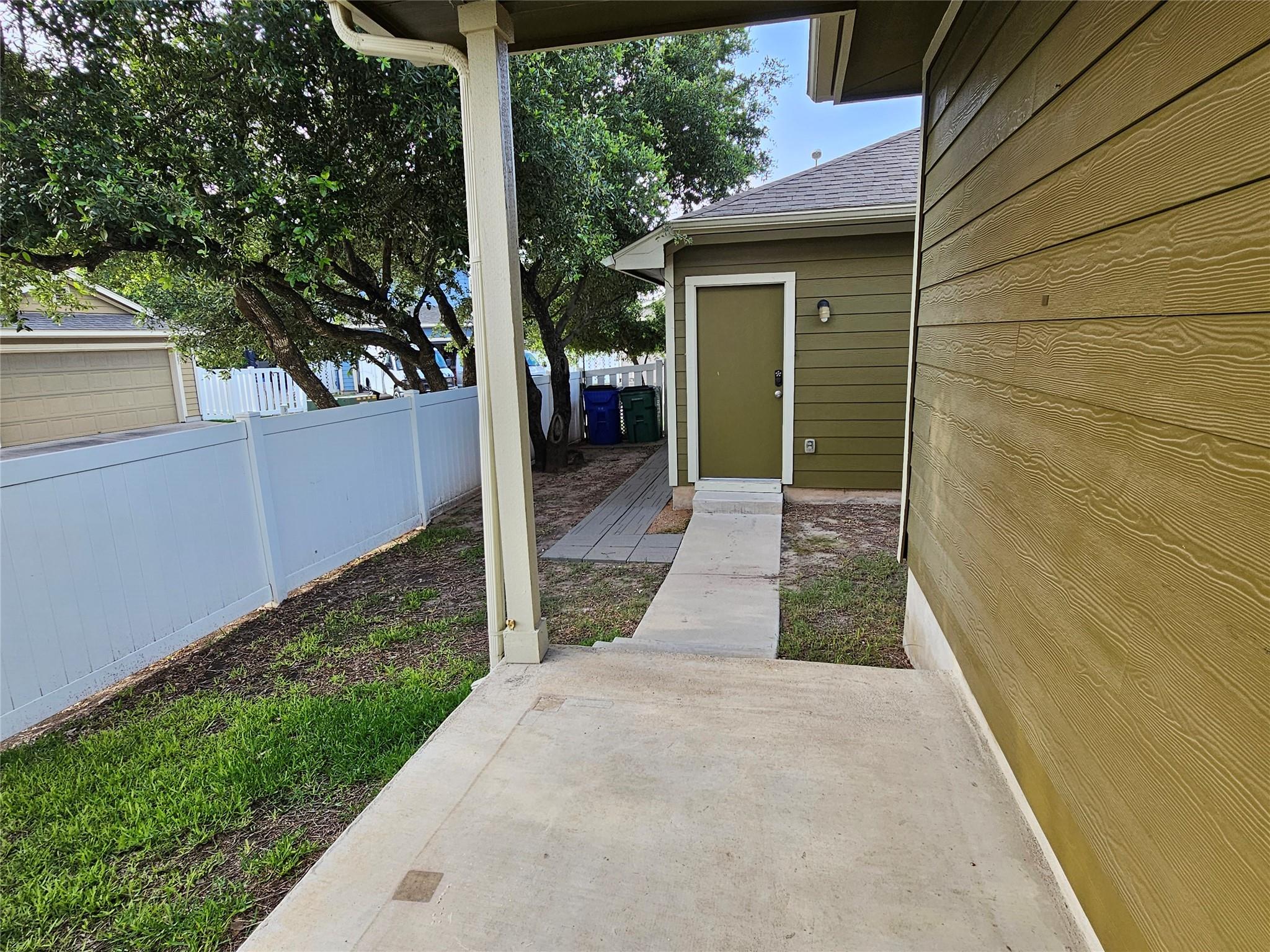808 Lost Pines Ln Property Photo 32