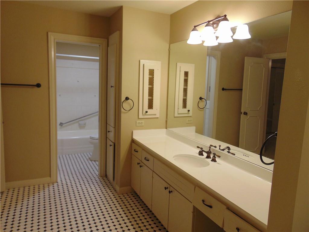 2516 Enfield Rd #101 Property Photo 13