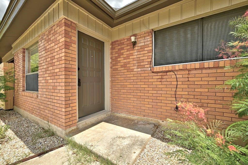 7001 Miranda Dr Property Photo 3