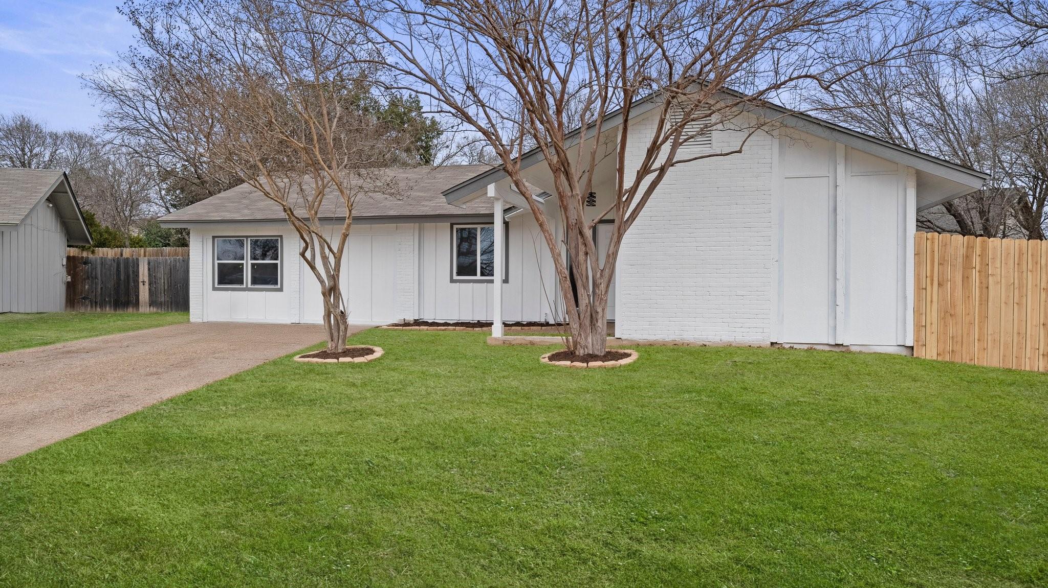 1112 Village Green Dr Property Photo 2