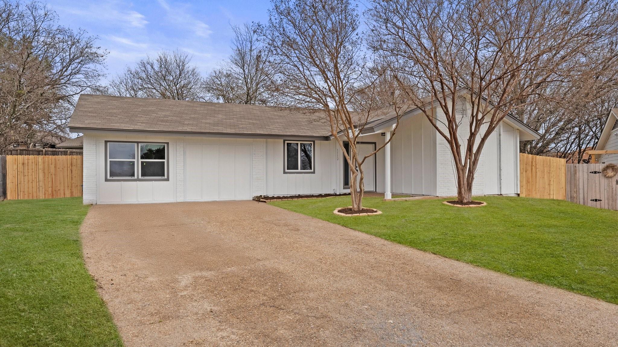 1112 Village Green Dr Property Photo 3