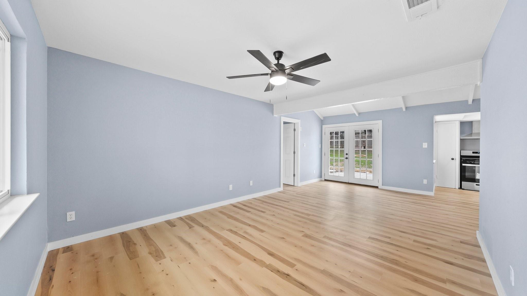 1112 Village Green Dr Property Photo 4