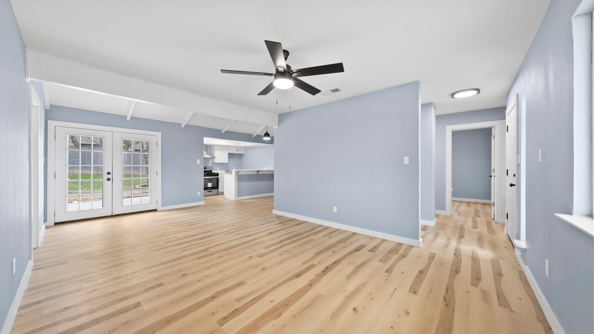 1112 Village Green Dr Property Photo 5