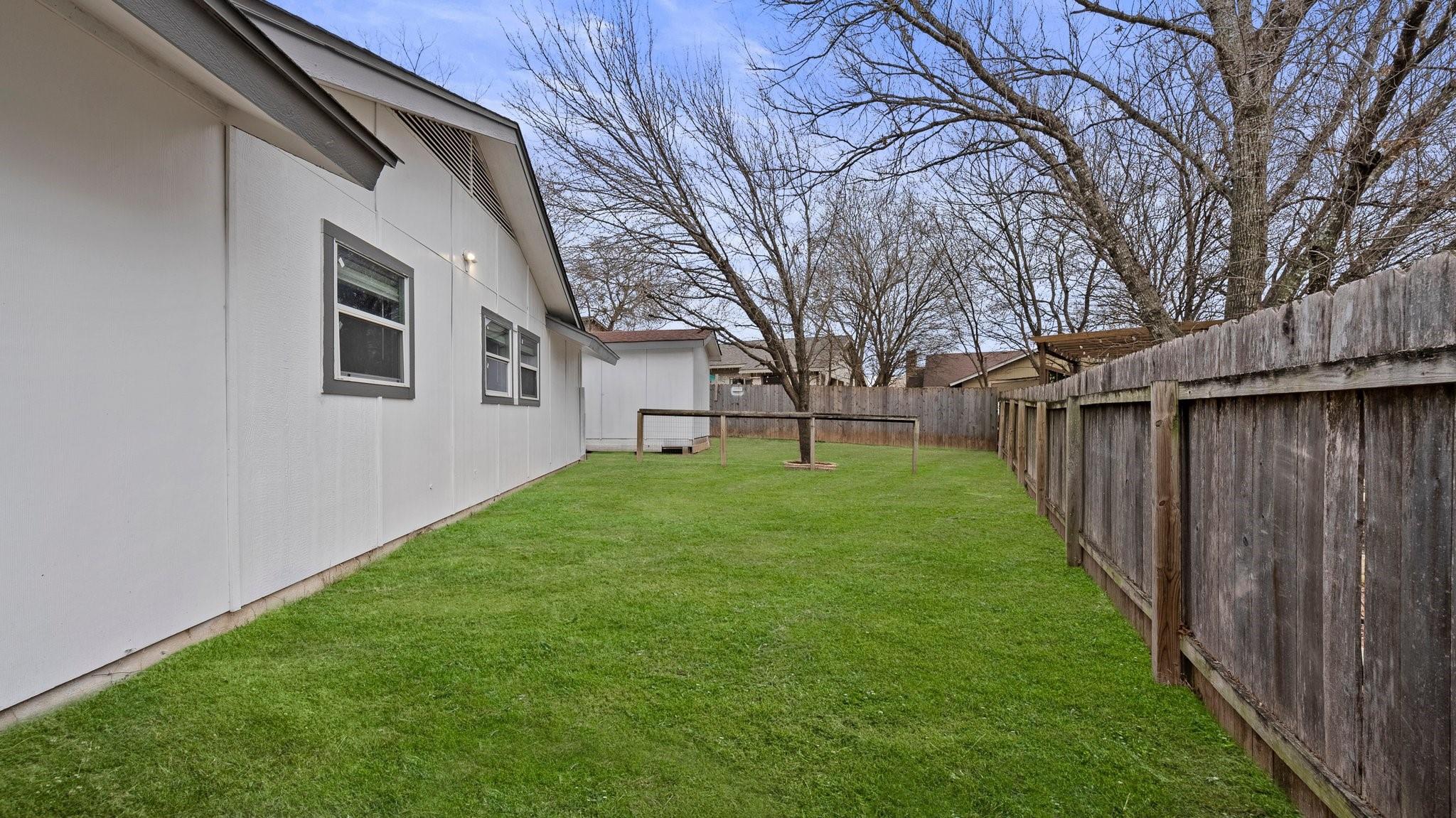 1112 Village Green Dr Property Photo 27