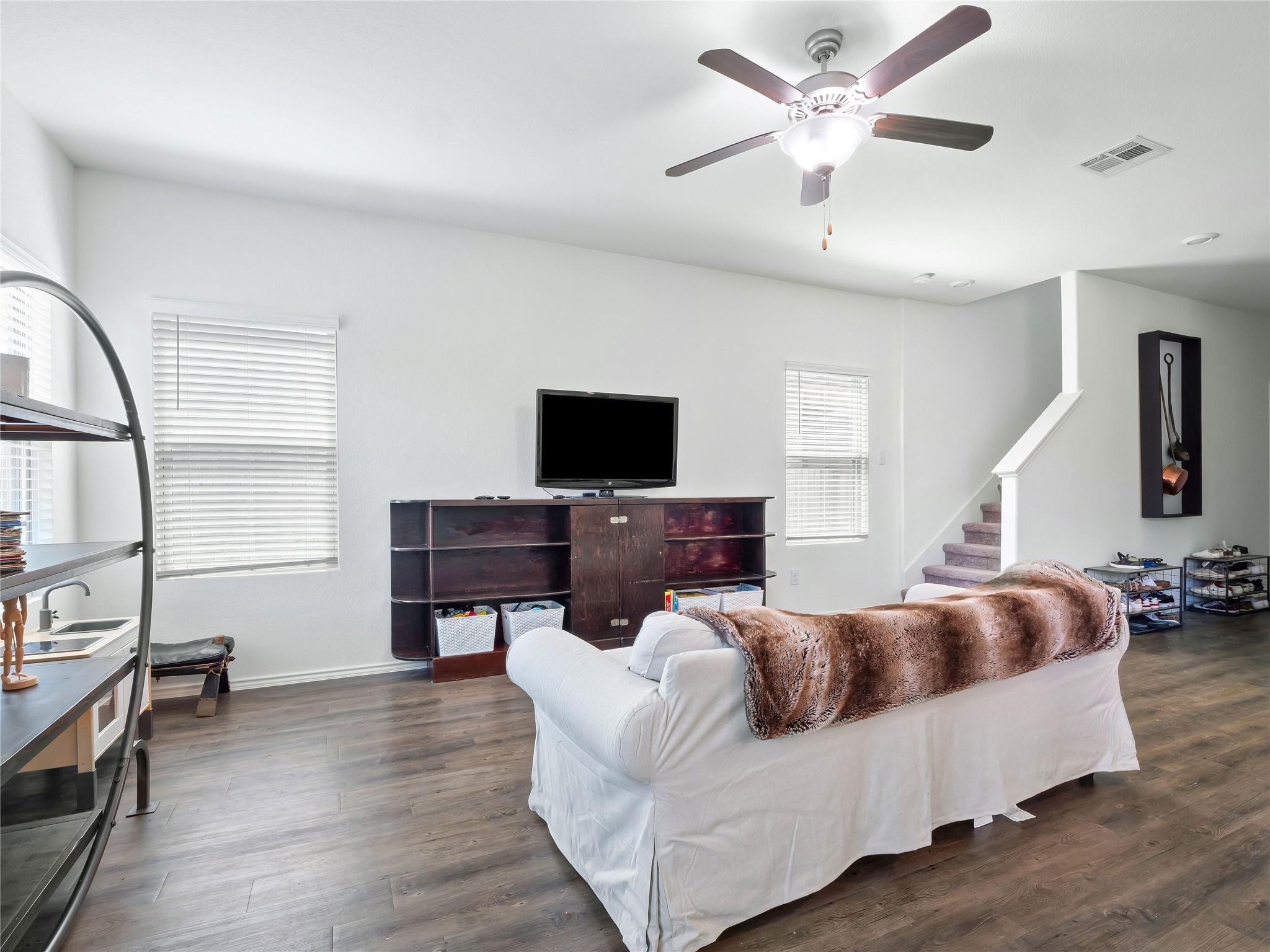 109 Comet Dr #3j Property Photo 4