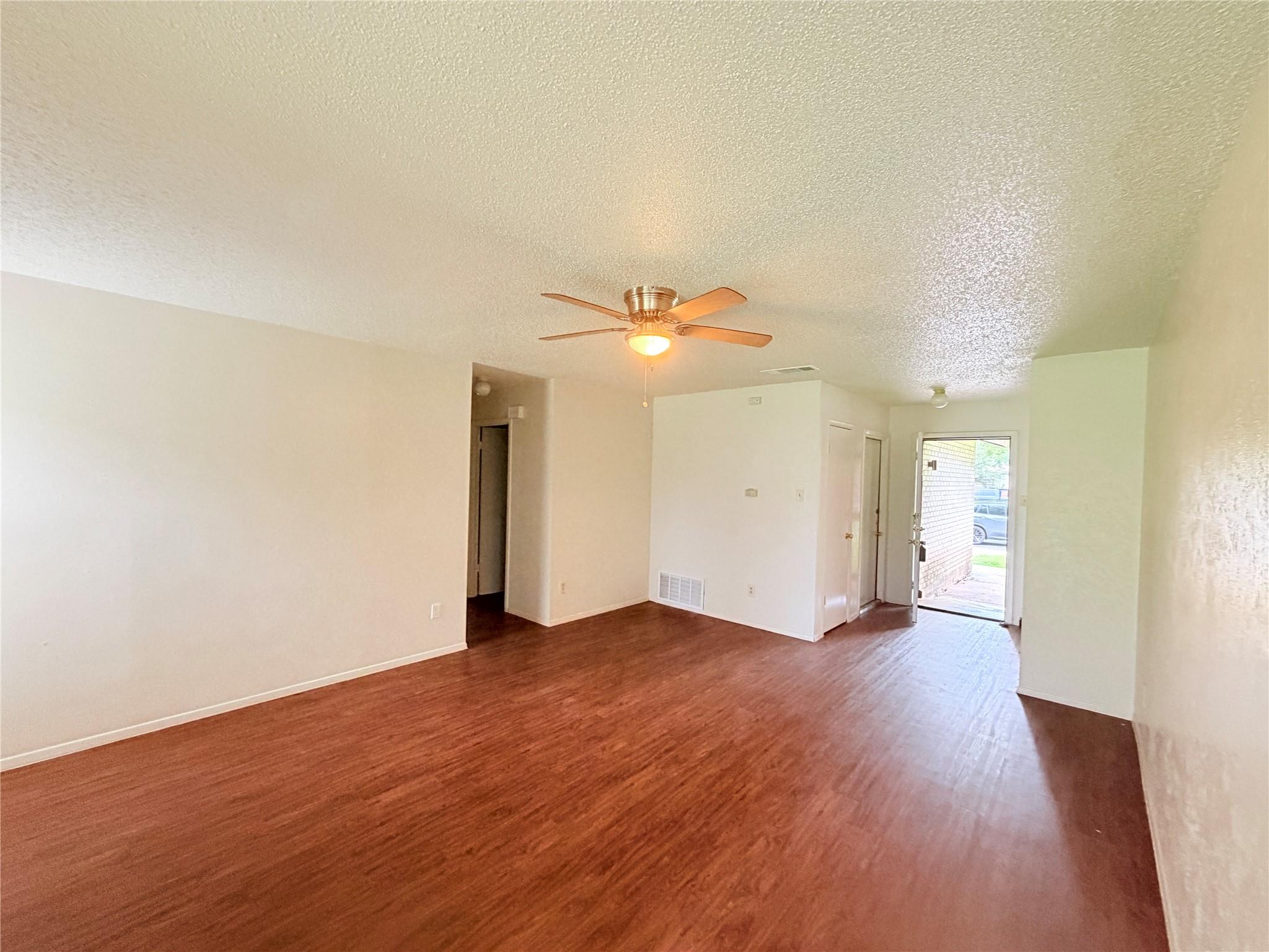 10904 Meadgreen Ct Property Photo 8